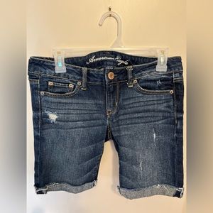 Women’s / juniors AEO stretch distressed shorts, size 4